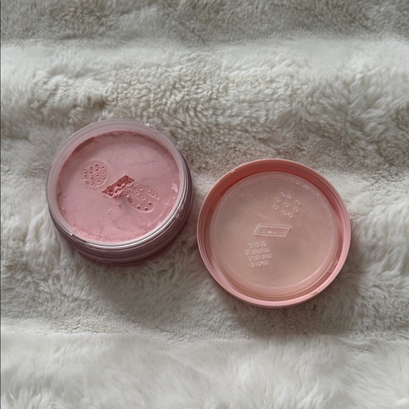 One/Size Ultimate Setting Powder in Ultra Pink - Picture 4 of 4